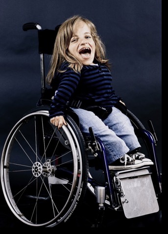 Die Schauspielerin Jana Zöll, lachend, im Rollstuhl