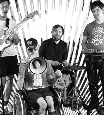 Die Band „Dain Fadinzt“, schwarz-weiß, vor einem Hintergrund mit Strahle