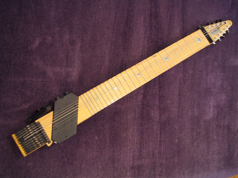 Der Chapman Stick ähnelt einer Gitarre ohne Korpus. Das Griffbrett hat Saiten, die mit verschiedenen Fingerkombinationen Noten darstellen. Die andere Hand zupft, pickt oder schlägt die Saiten an.