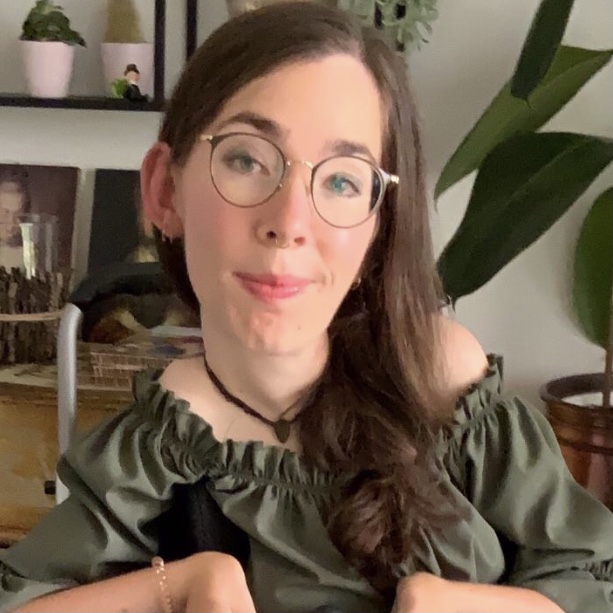 Katrin Bittl, eine junge Frau mit Brille und braunen Haaren. Mehr zu Katrin Bittl.