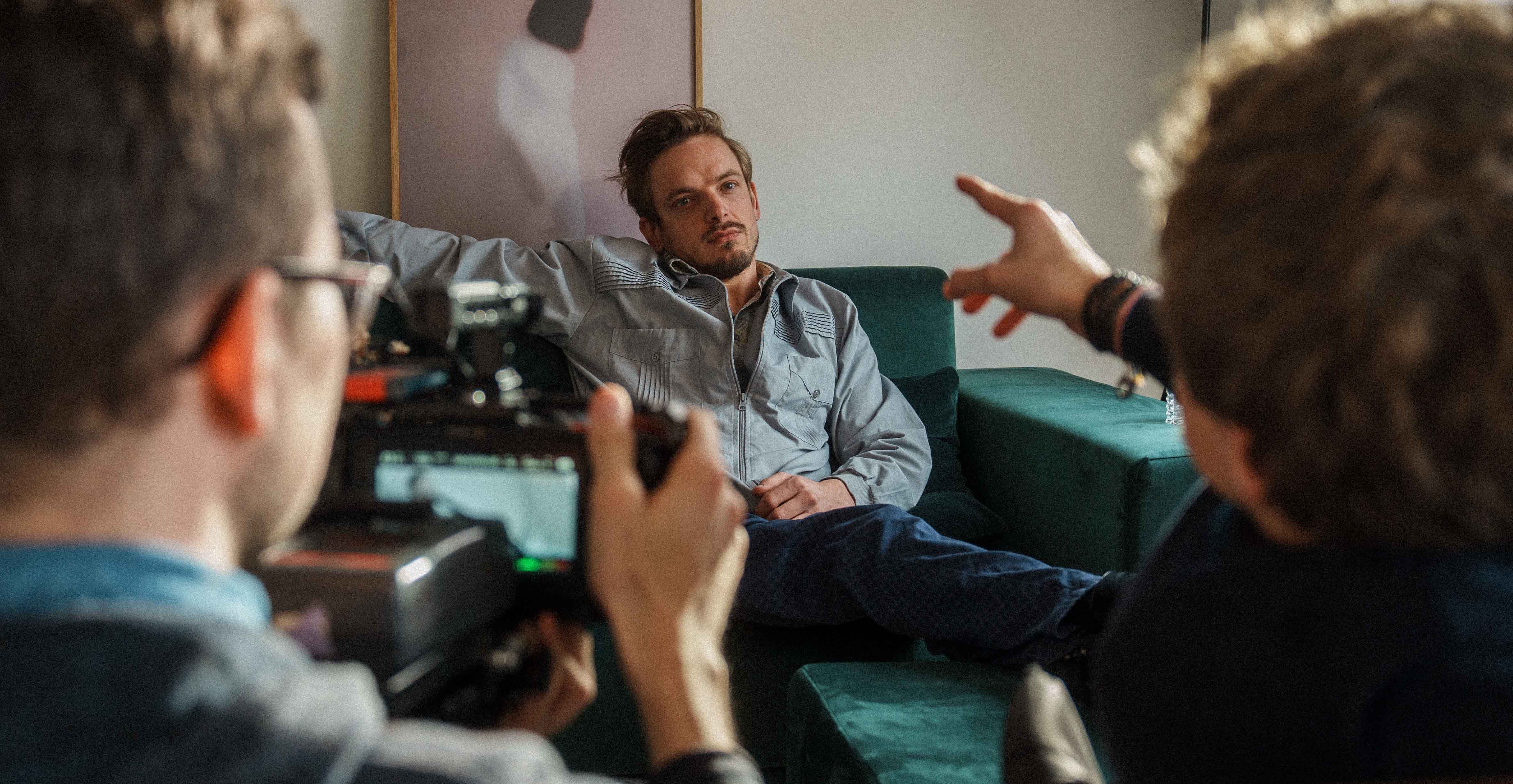 Schauspieler Jan Kampmann am Set von INCOGITO von Leonard Grobien
