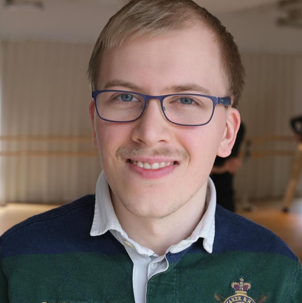 junger Mann mit Brille