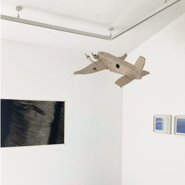Galerie Goldstein: ein Papierflieger hängt von der Decke
