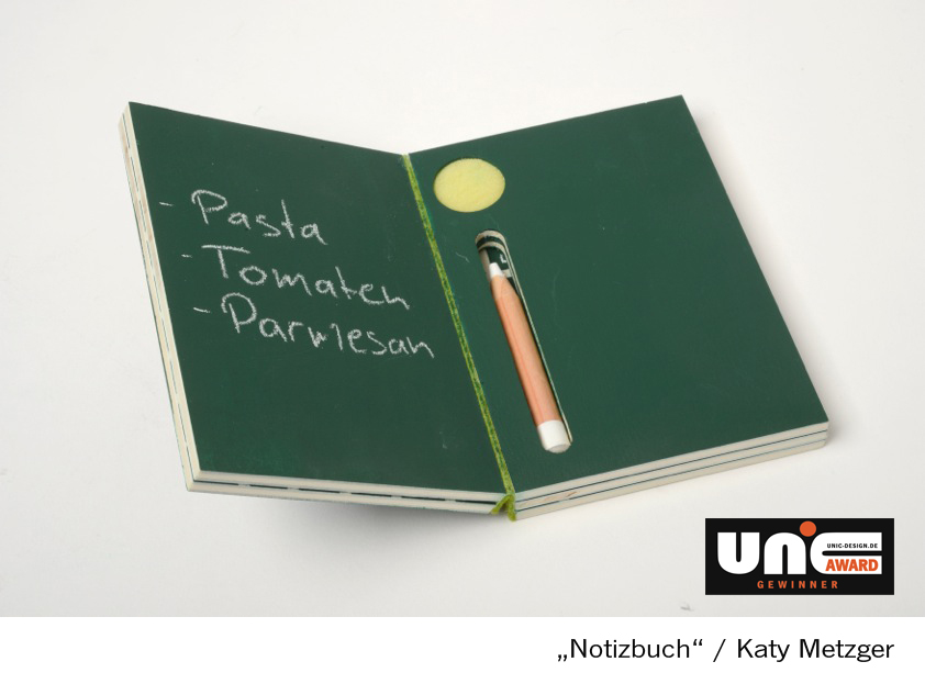Ein Notizbuch aus Tafelmaterial mit Schwamm und Kreidestift