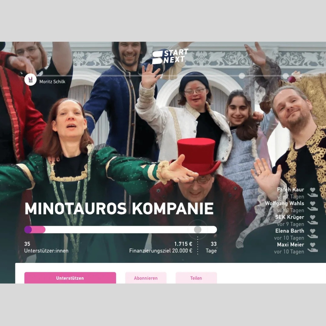Gruppe von Menschen in farbenfrohen Kostümen posiert fröhlich für eine Crowdfunding-Kampagne der „Minotauros Kompanie“.