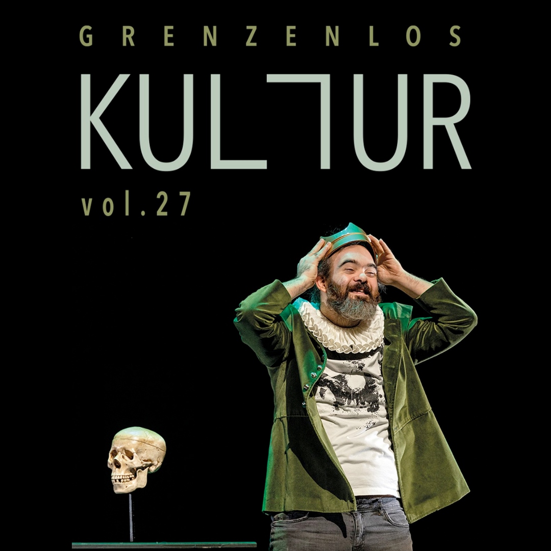 Plakat zum Festival „Grenzenlos Kultur vol.27“ mit einem Schauspieler in Kostüm auf der Bühne und einem Totenschädel auf einem Stab.