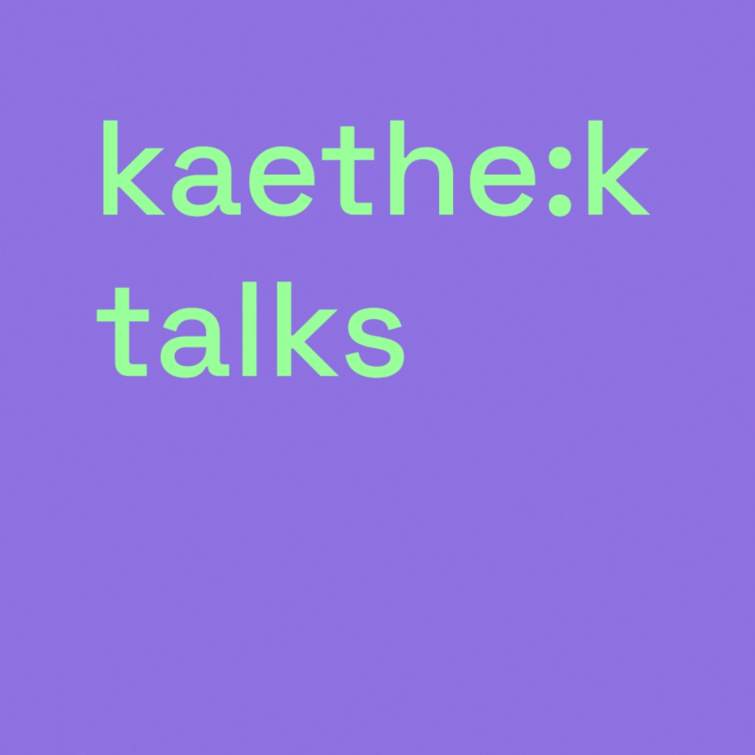 Schriftzug „kaethe:k talks“ in grüner Schrift auf lila Hintergrund.