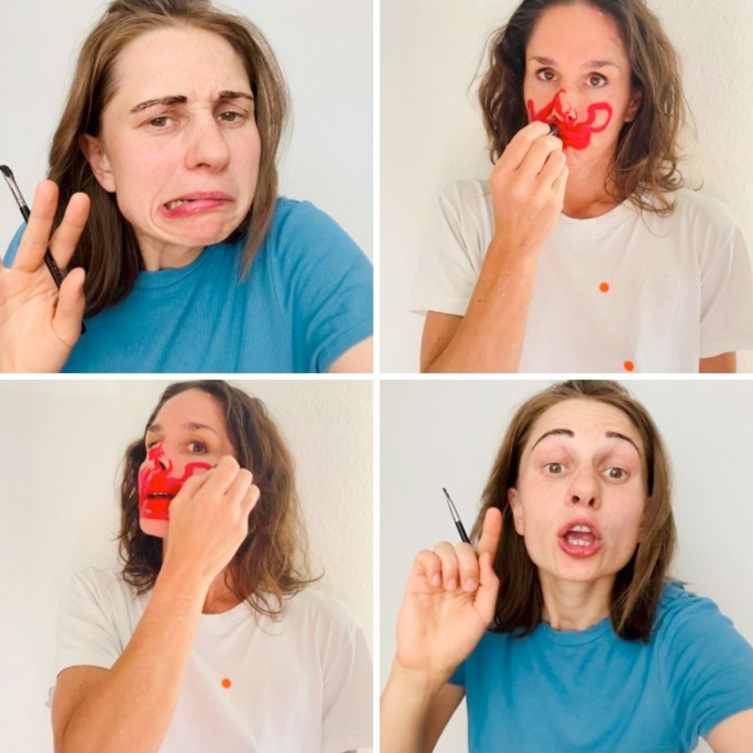 Vier Fotos von zwei Frauen, die mit roter Farbe ein Gesicht bemalen und dabei verschiedene Gesichtsausdrücke zeigen.