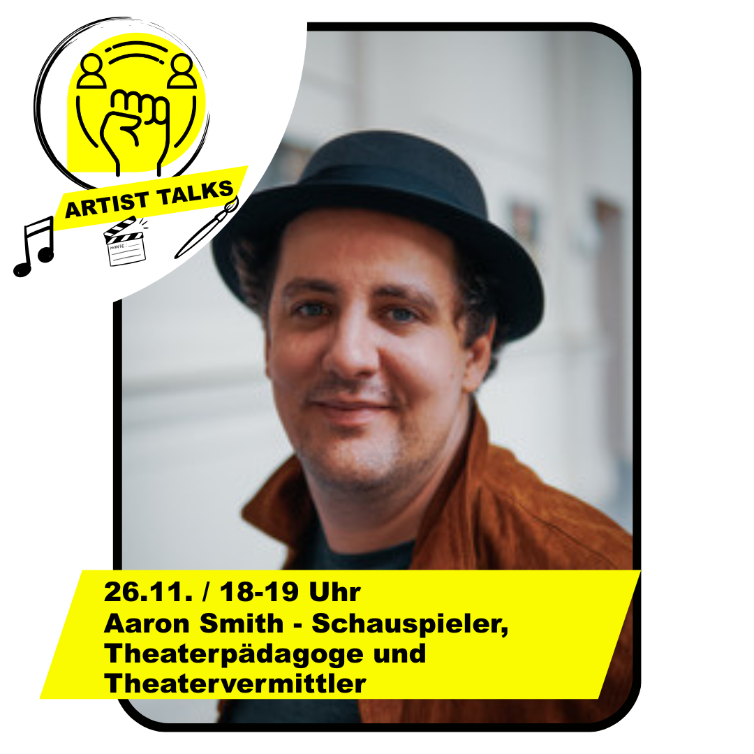 Ein lächelnder Mann mit brauner Jacke und einem schwarzen Hut. Gelbes Artist Talk Logo in der Ecke.
