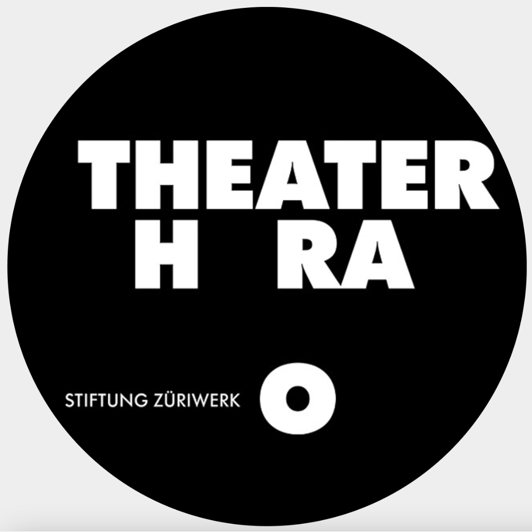 Schwarzes, rundes Logo mit weißer Schrift. Oben steht groß ‚THEATER H RA‘, unten links ‚STIFTUNG ZÜRIWERK‘ und unten rechts ein einzelner weißer Kreis.