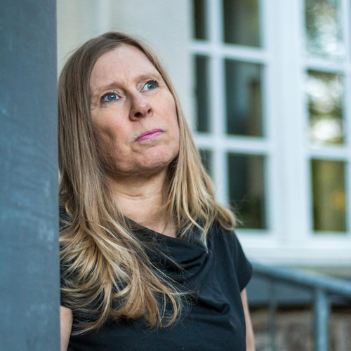 Sandra Niggemann blickt nachdenklich in die Ferne.