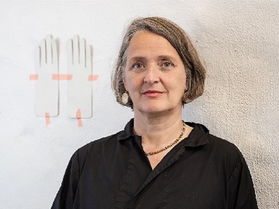 Foto von Jutta Pöstges, Frau mit kinnlangen grauen Haaren in schwarzer Bluse