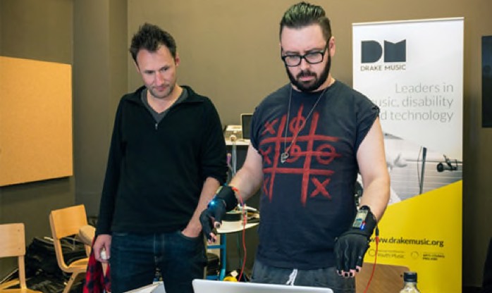 Musiker von DRAKE MUSIC London erproben &quot;MUMUGloves&quot; - Handschuhe, die durch Bewegung digitale Töne auslösen
