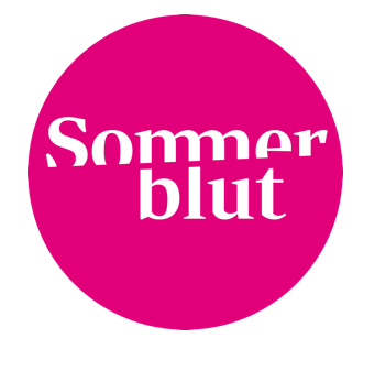 Logo des festivals Sommerblut: Ein Kreis in pink mit weißer Schrift. Der Begriff &quot;Sommerblut&quot; ist schräg von unten angeschnitten.