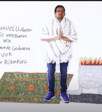 Videoausschnitt, eine Kollage aus einer Person mit weißem Umhang und gemalten Gegenständen wie z.B. ein grüner Teppich