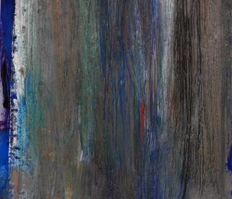 
Bild: Akrylbild im Hochformat, dunkle abstrakte Pinselstriche von oben nach unten, in grau, blau und wenigen weißen Flächen. 
