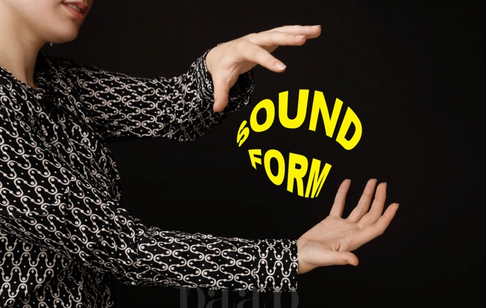 Titelbild der Veranstaltung SOUNDFORM: Eine Frau verformt mit ihren Händen die Schrift &quot;Soundform&quot;